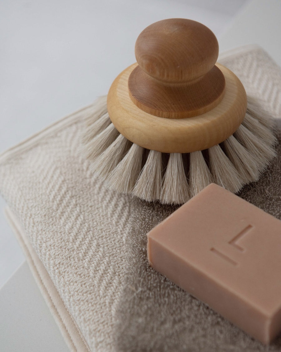 bath brush with knob - maple wood - ezu studio